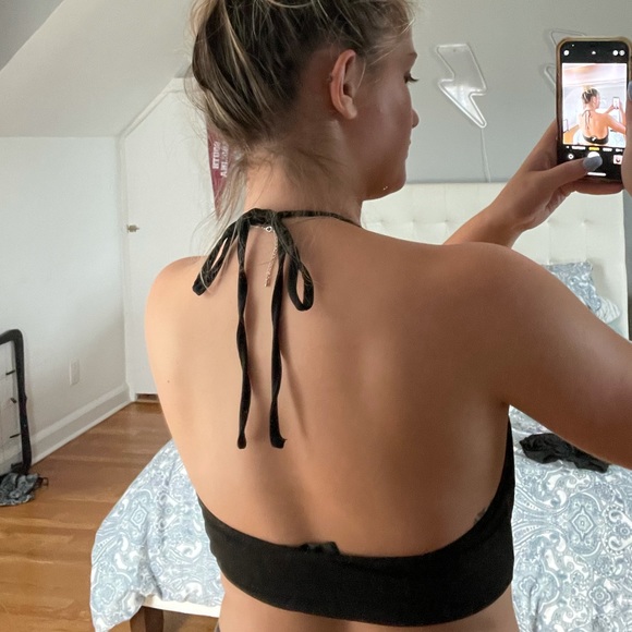 Black Scrunch Front Crop Tank - Picture 2 of 3